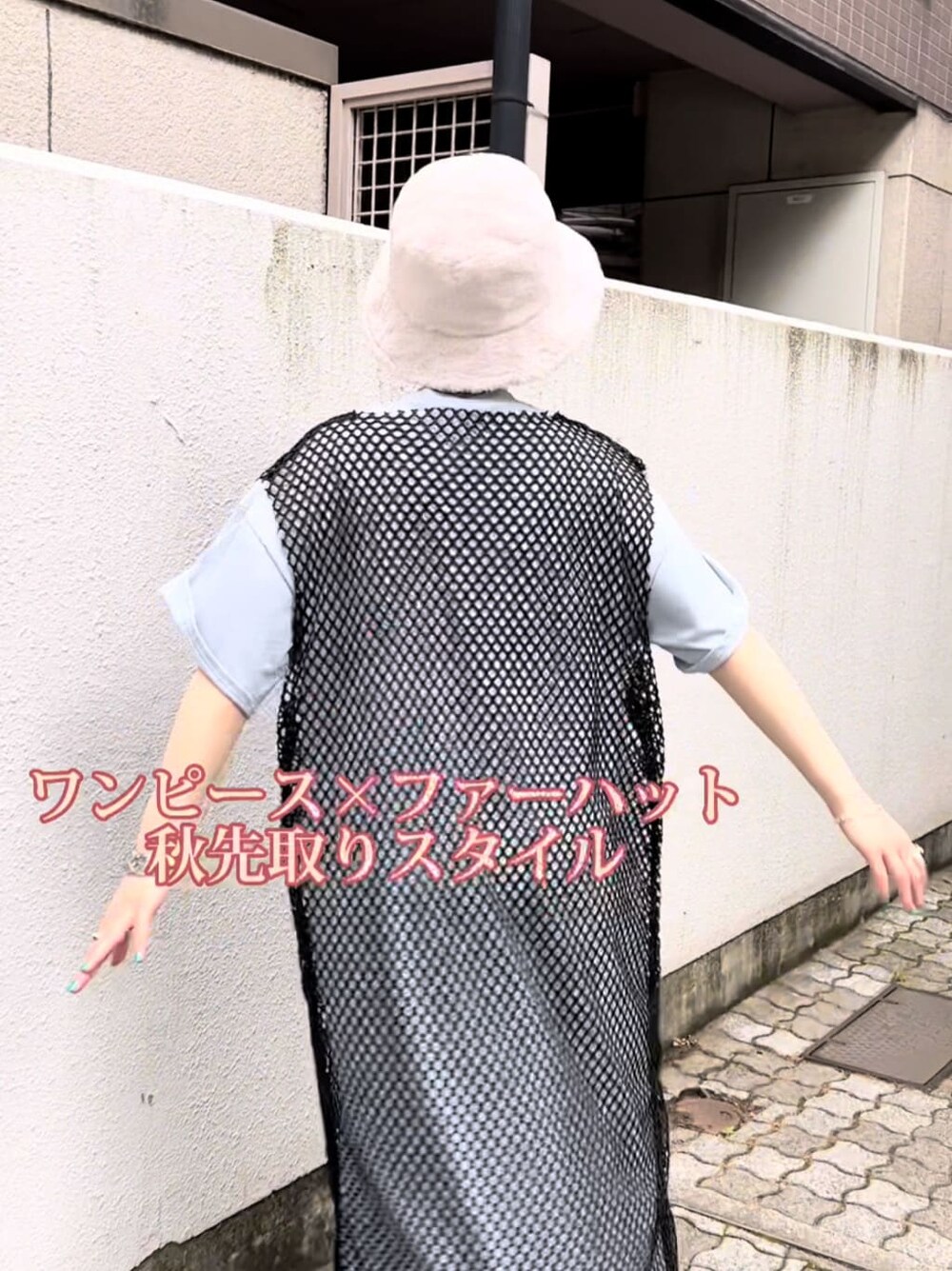 ブルー系のワンピース、ブラック系のワンピース、シルバー系のネックレスを着用したレディースの夏コーディネートの5枚目の写真
