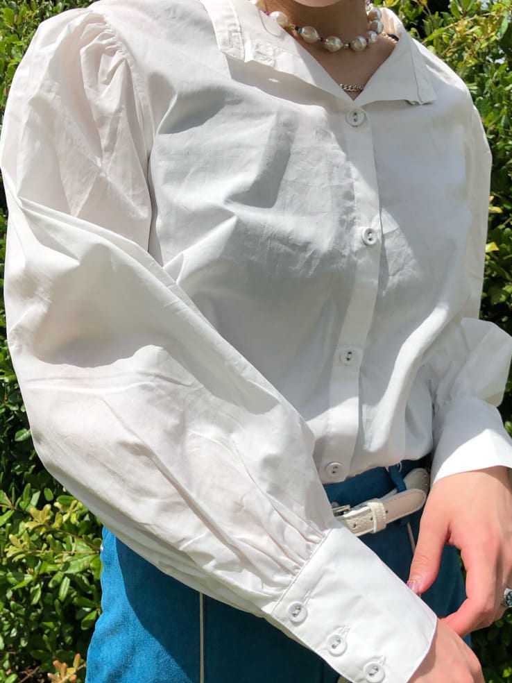 ホワイト系のシャツ/ブラウス、ホワイト系のダウンジャケット/コート、ブルー系のその他パンツを着用したレディースの春コーディネートの9枚目の写真