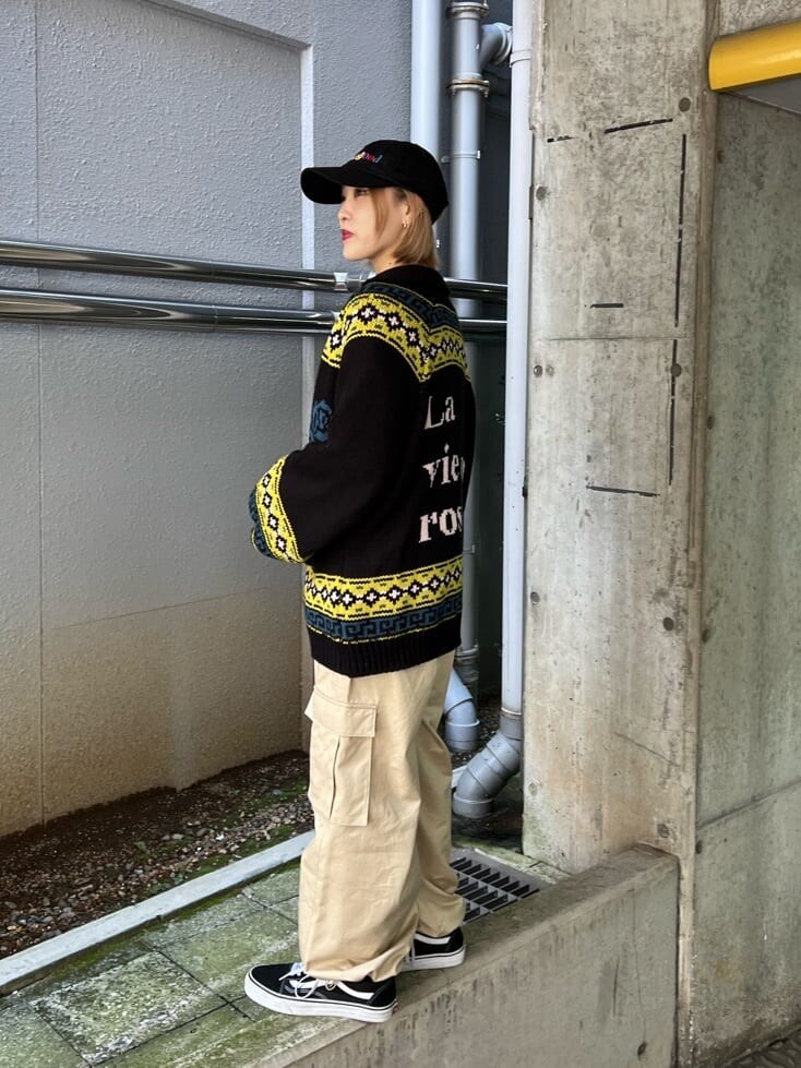 ブラック系のカーディガン/ボレロ、ホワイト系のカーゴパンツ、ホワイト系のTシャツ/カットソーを着用したレディースの秋コーディネートの3枚目の写真