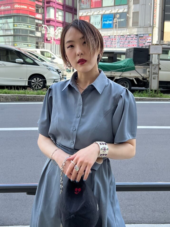 ブラック系のブーツ、グレー系のワンピース、ブラック系のキャップを着用したレディースの夏コーディネートの6枚目の写真