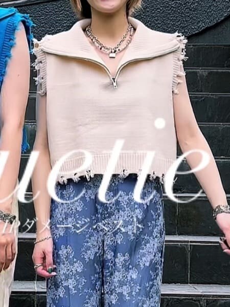 ホワイト系のその他シューズ、ホワイト系のベスト、ブルー系のスラックスを着用したレディースの秋コーディネートの4枚目の写真