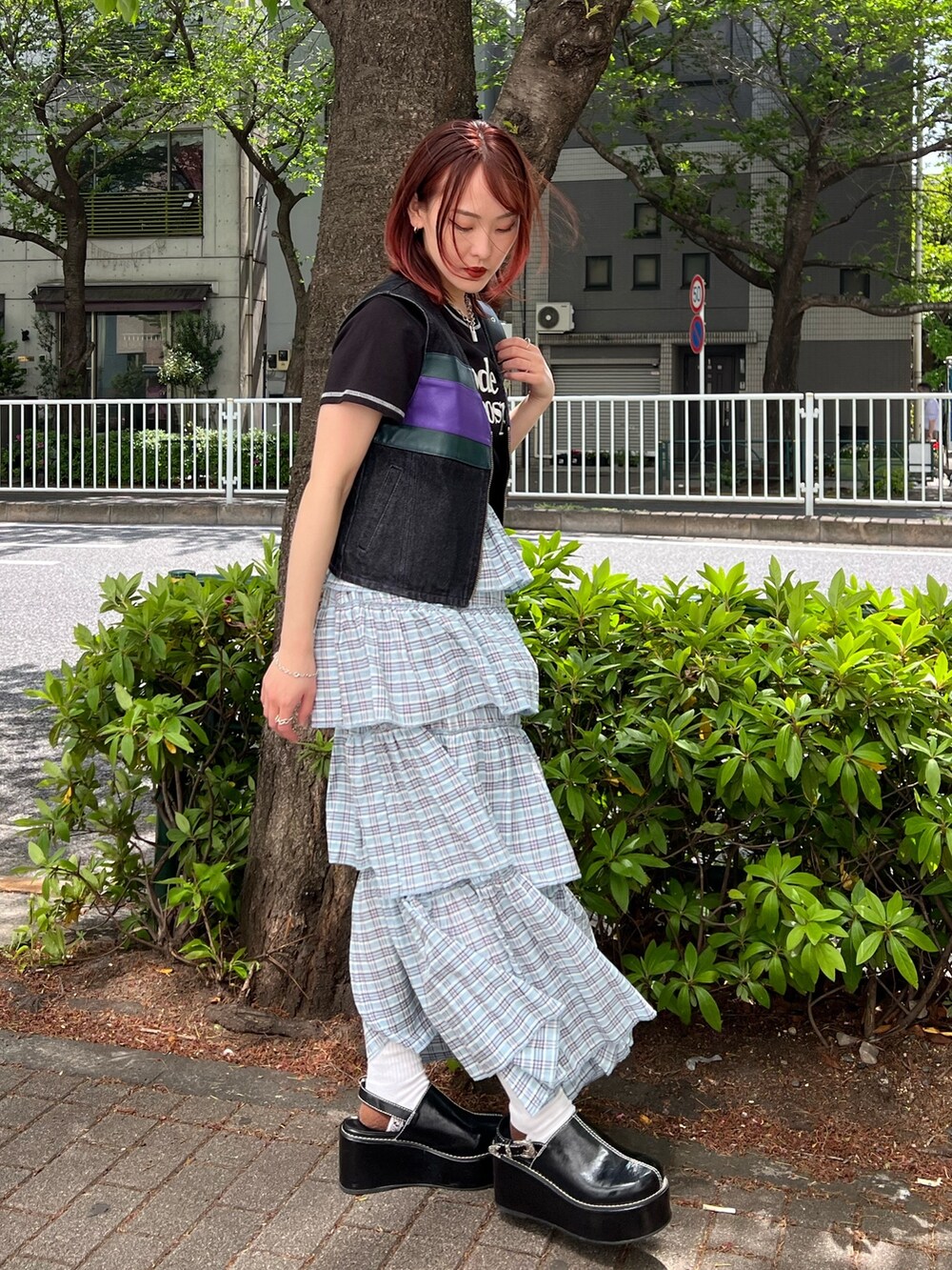 ブラック系のTシャツ/カットソー、ブラック系のベスト、ブラック系のハンドバッグを着用したレディースの夏コーディネートの3枚目の写真