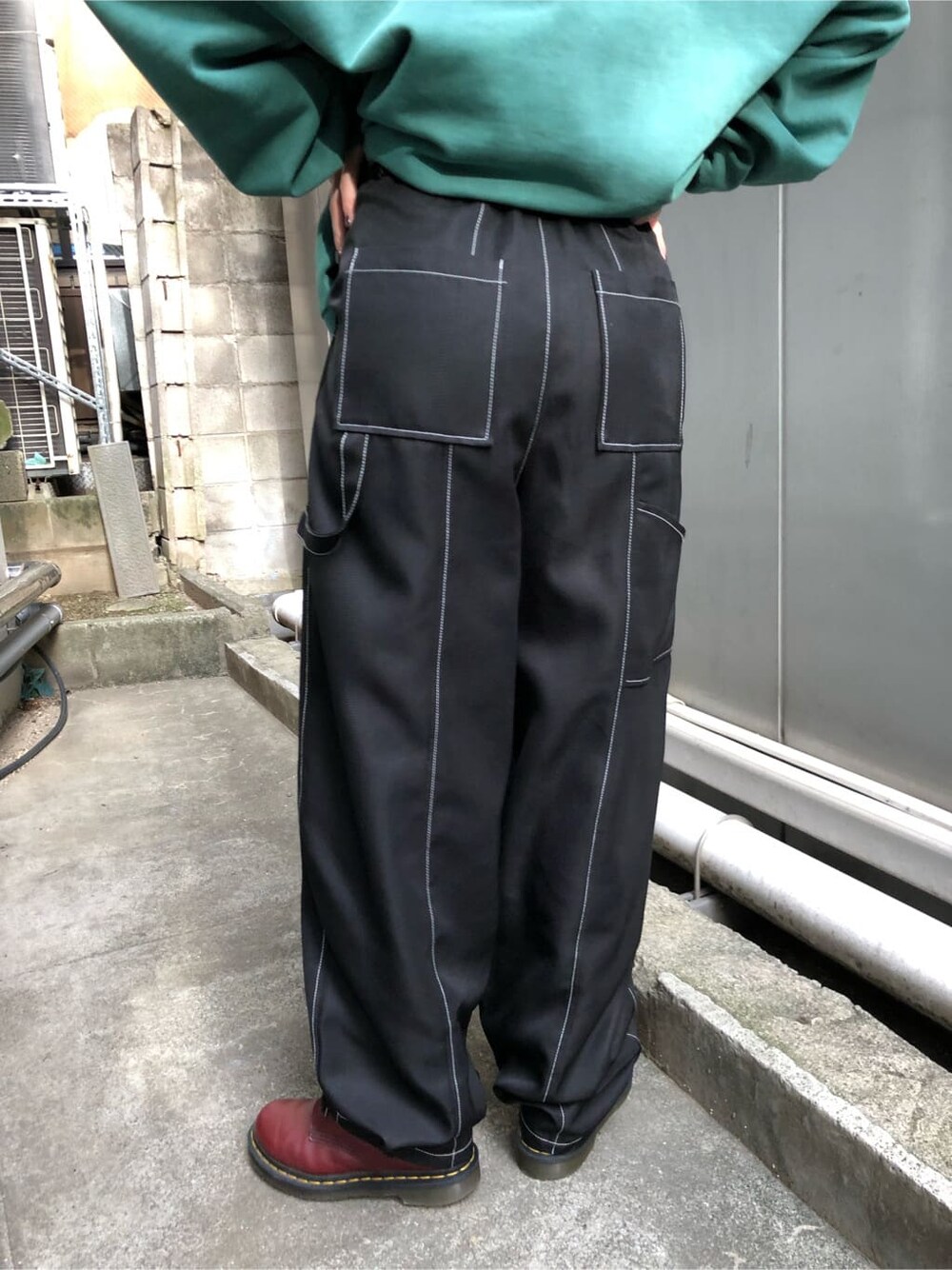 グリーン系のスウェット、ブラック系のスラックス、ブラック系のニットキャップ/ビーニーを着用したレディースの秋コーディネートの8枚目の写真