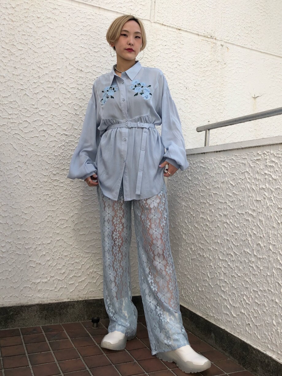 ホワイト系のブーツ、ブルー系のシャツ/ブラウス、ホワイト系のTシャツ/カットソーを着用したレディースの春コーディネートの2枚目の写真