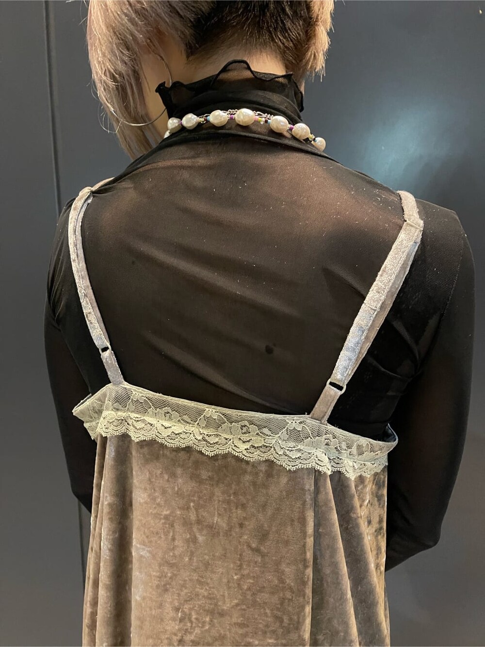 ホワイト系のワンピース、ブラック系のキャミソール、ブラック系のTシャツ/カットソーを着用したレディースの秋コーディネートの7枚目の写真