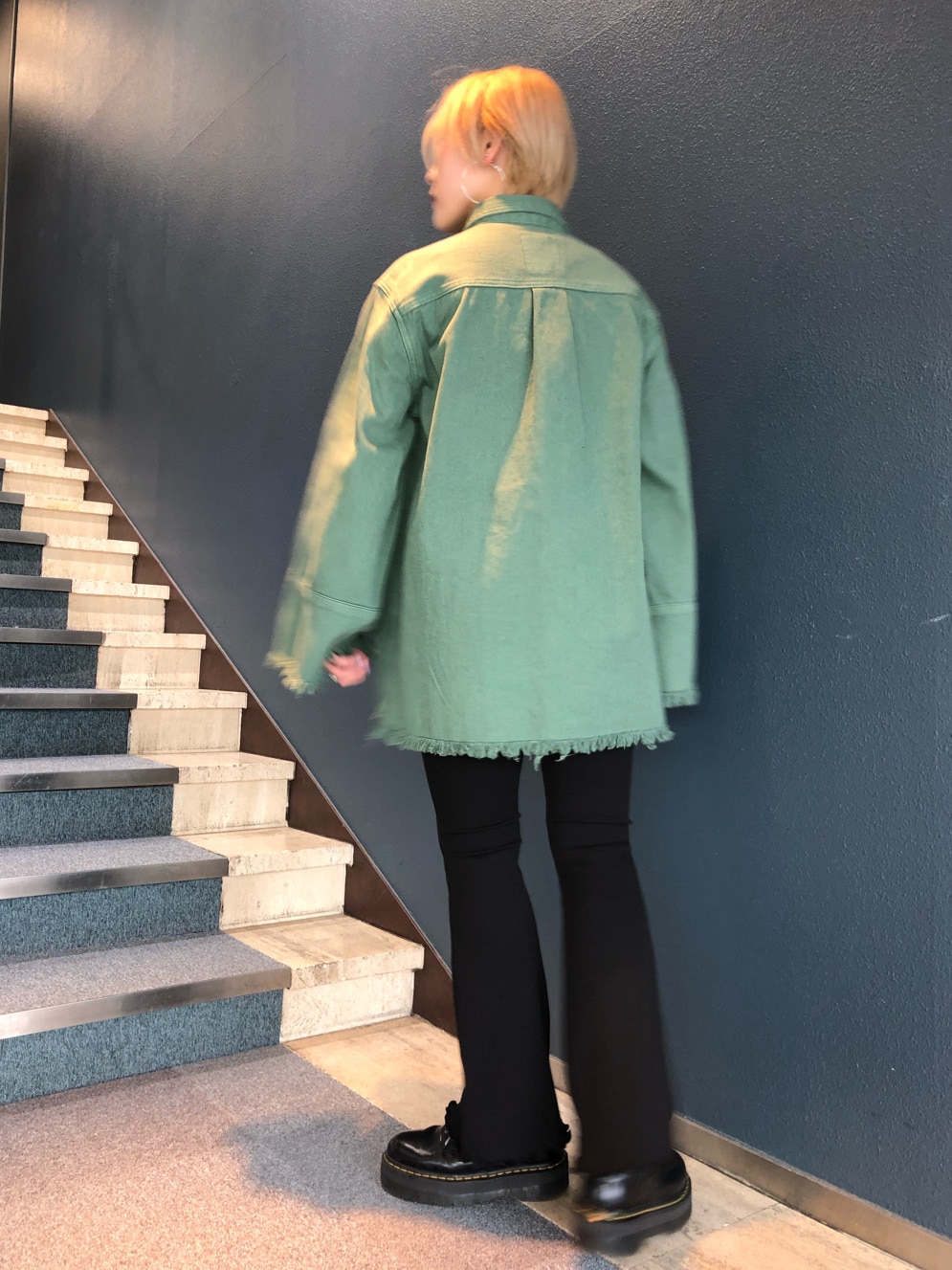 ベージュ系のデニムジャケット、ブラック系のその他パンツ、ホワイト系のTシャツ/カットソーを着用したレディースの春コーディネートの5枚目の写真