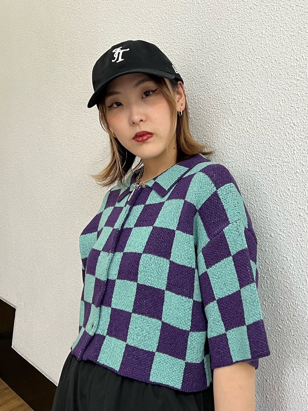 ブラック系のカーゴパンツ、パープル系のカーディガン/ボレロ、ブラック系のキャップを着用したレディースの春コーディネートの5枚目の写真