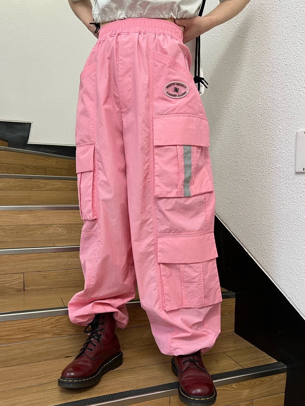 グレー系のTシャツ/カットソー、ピンク系のカーゴパンツ、ホワイト系のエコバッグ/サブバッグを着用したレディースの春コーディネートの9枚目の写真