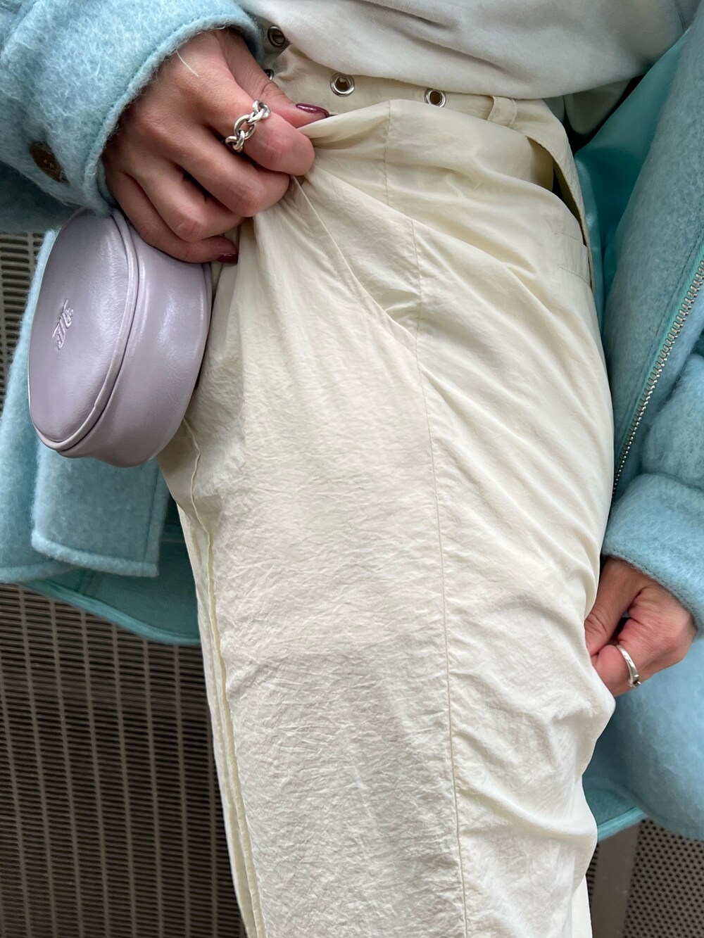 ブルー系のその他アウター、ホワイト系のその他パンツ、ブラック系のブーツを着用したレディースの秋コーディネートの8枚目の写真