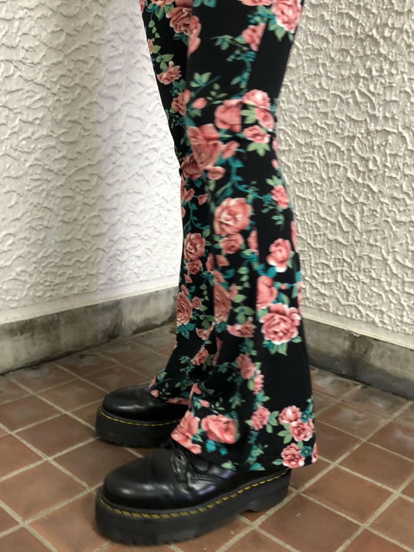 ピンク系のトートバッグ、その他のその他パンツ、ブラック系のシャツ/ブラウスを着用したレディースの夏コーディネートの8枚目の写真