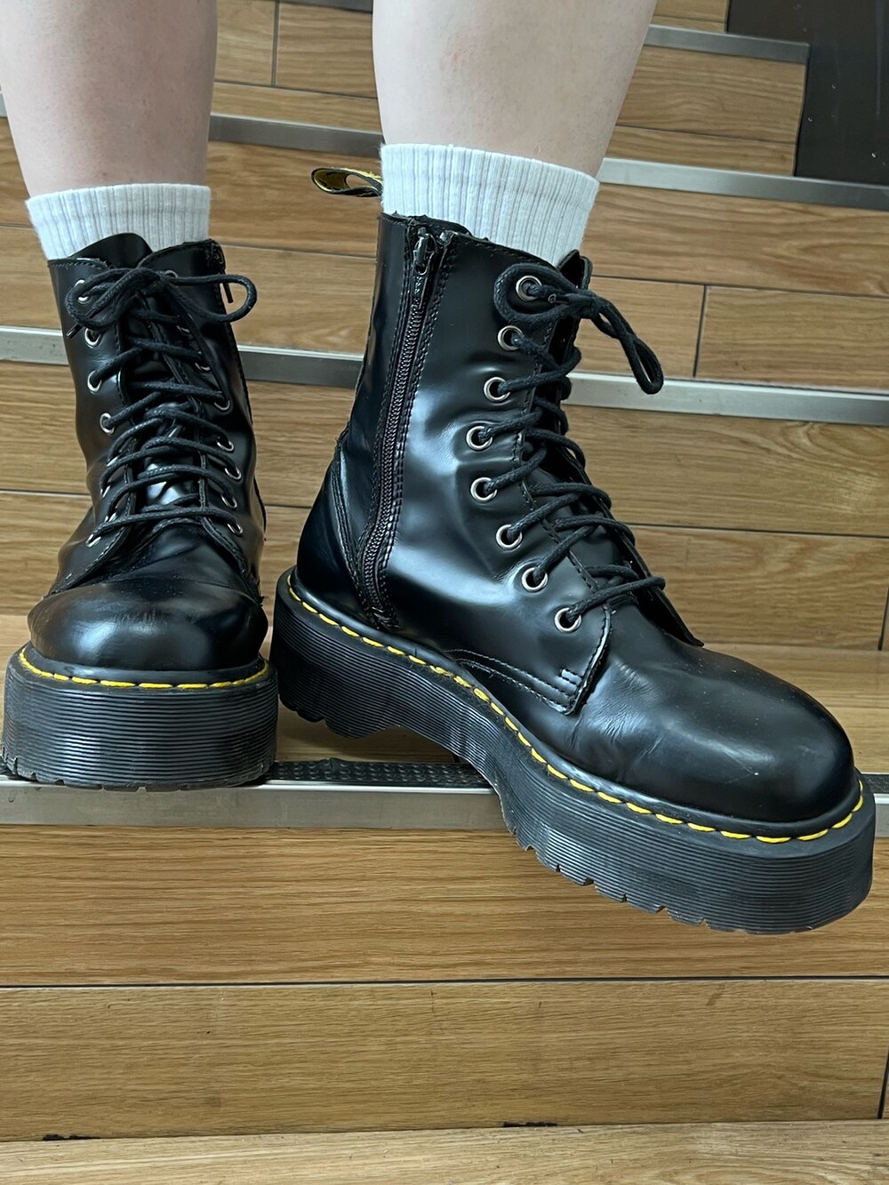 レッド系のスウェット、グリーン系のMA-1、ブラック系のデニムパンツを着用したレディースの冬コーディネートの9枚目の写真