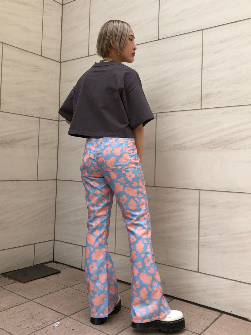 ブラック系のTシャツ/カットソー、ホワイト系のブーツ、ブルー系のその他パンツを着用したレディースの夏コーディネートの3枚目の写真