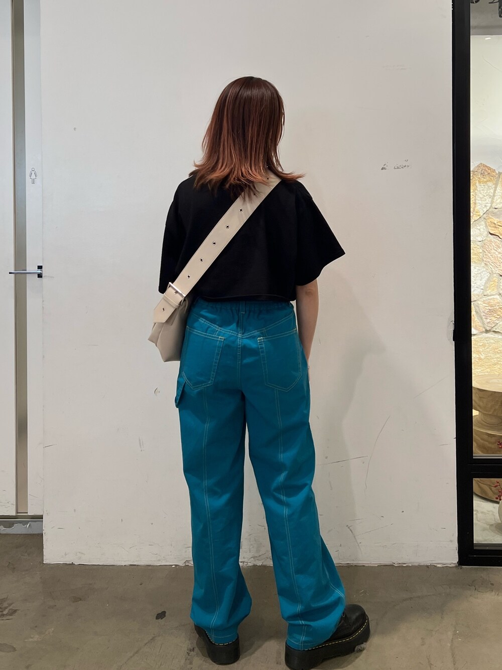 ブラック系のTシャツ/カットソー、ブルー系のその他パンツ、ホワイト系のメッセンジャーバッグを着用したレディースの夏コーディネートの3枚目の写真