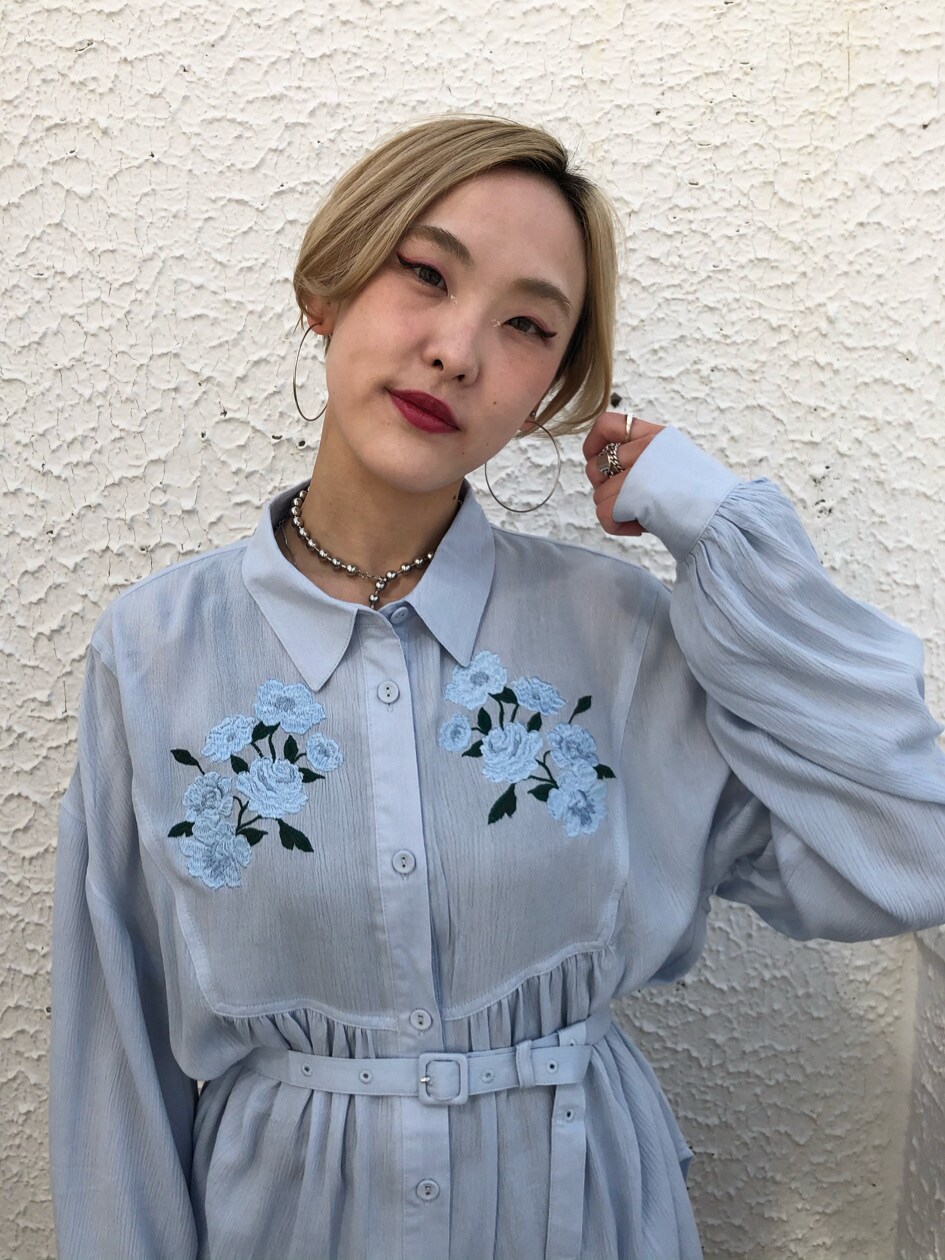 ホワイト系のブーツ、ブルー系のシャツ/ブラウス、ホワイト系のTシャツ/カットソーを着用したレディースの春コーディネートの4枚目の写真