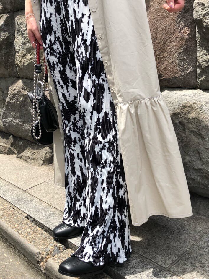 ホワイト系のワンピース、その他のその他パンツ、ブラック系のショルダーバッグを着用したレディースの夏コーディネートの8枚目の写真