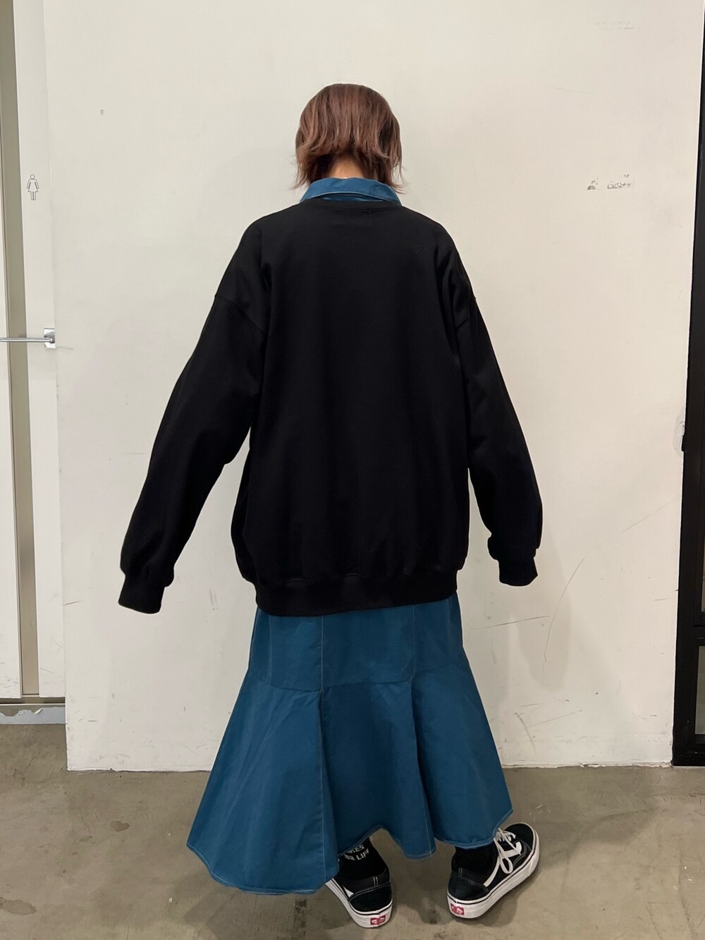 ブラック系のTシャツ/カットソー、ブルー系のワンピースを着用したレディースの冬コーディネートの3枚目の写真