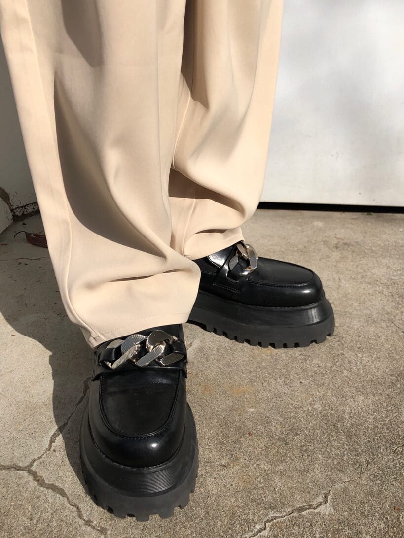 ホワイト系のスラックス、グリーン系のスウェットを着用したレディースの冬コーディネートの8枚目の写真