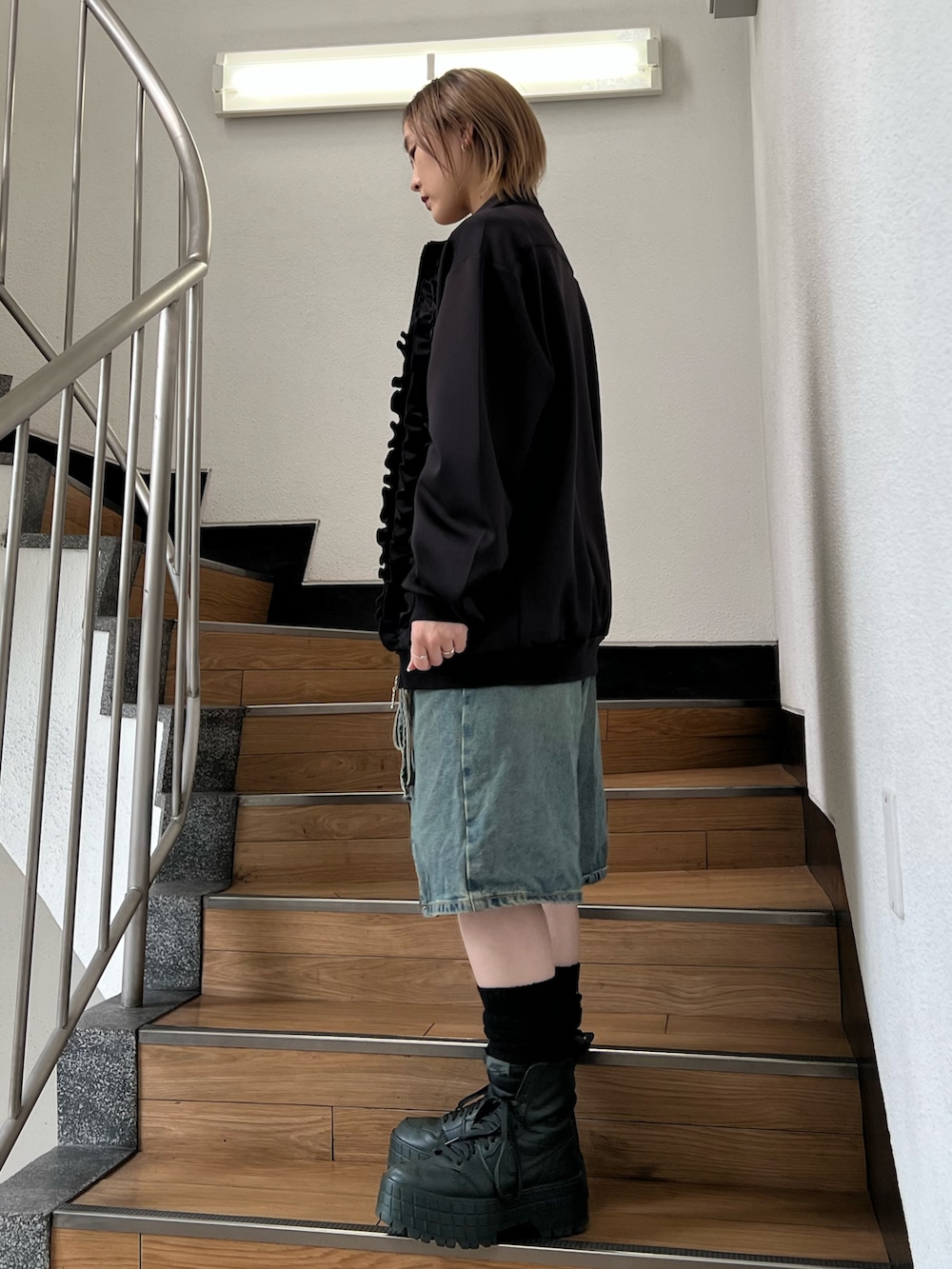 ブラック系のジャージ、ブラック系のキャミソールを着用したレディースの春コーディネートの3枚目の写真