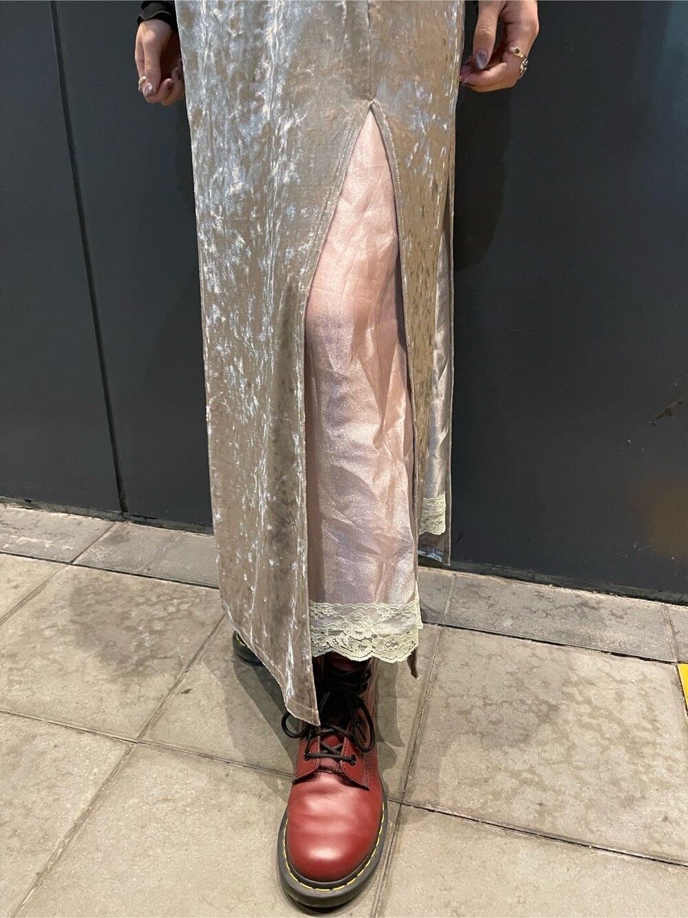 ホワイト系のワンピース、ブラック系のキャミソール、ブラック系のTシャツ/カットソーを着用したレディースの秋コーディネートの8枚目の写真