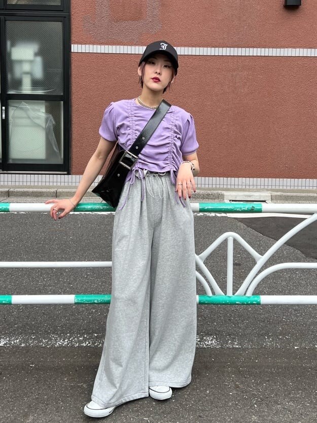 ブラック系のハンドバッグ、パープル系のTシャツ/カットソー、グレー系のその他パンツを着用したレディースの夏コーディネートの4枚目の写真