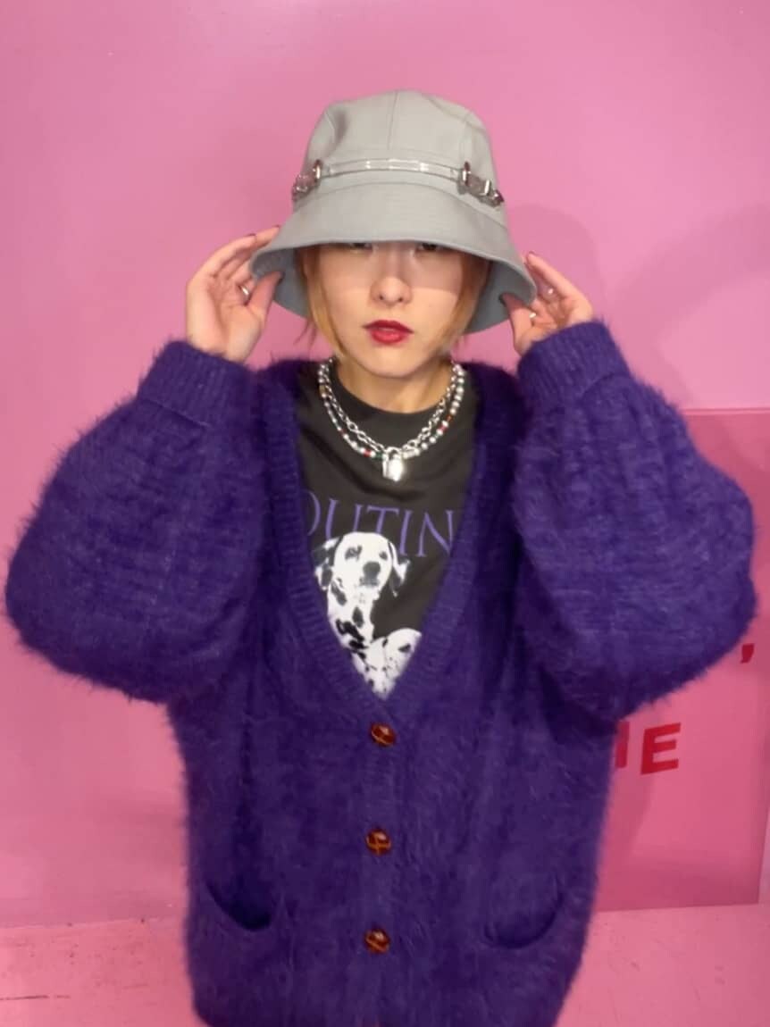 ブラック系のデニムパンツ、ブラック系のデニムパンツ、ブラック系のその他シューズを着用したレディースの秋コーディネートの8枚目の写真