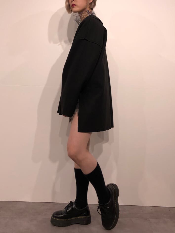 その他のTシャツ/カットソー、パープル系のキャミソール、ブラック系のスウェットを着用したレディースの秋コーディネートの3枚目の写真