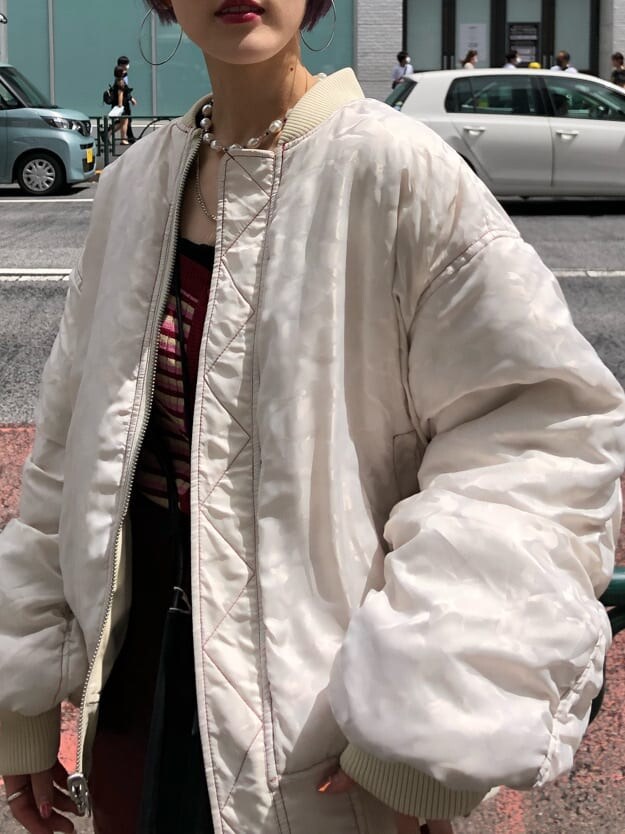 ホワイト系のブーツ、ホワイト系のMA-1、レッド系のカーディガン/ボレロを着用したレディースの夏コーディネートの4枚目の写真