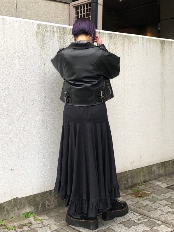 ブラック系のシャツ/ブラウス、ブラック系のスカート、ブラック系のライダースジャケットを着用したレディースの冬コーディネートの6枚目の写真