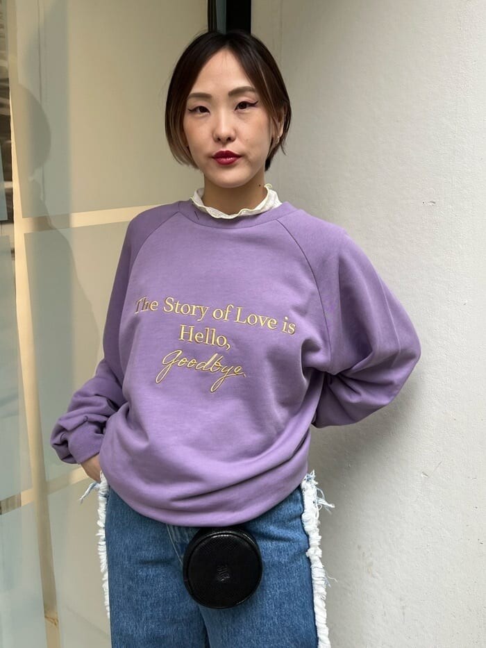 ホワイト系のTシャツ/カットソー、ブラック系のハンドバッグ、ブルー系のデニムパンツを着用したレディースの夏コーディネートの5枚目の写真