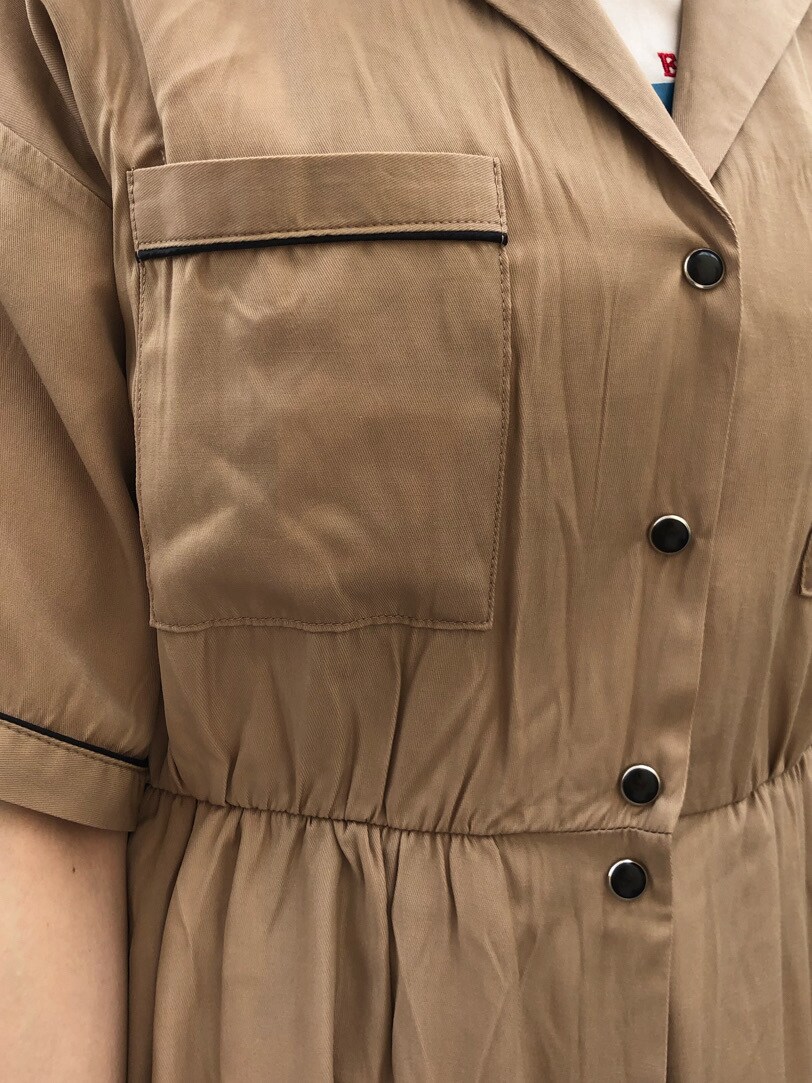 ブラック系のブーツ、パープル系のショルダーバッグ、ベージュ系のワンピースを着用したレディースの春コーディネートの7枚目の写真