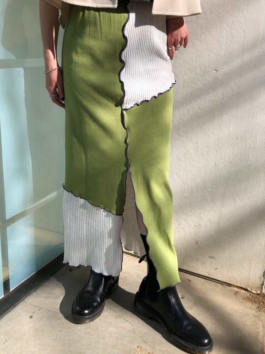 ホワイト系のテーラードジャケット、グリーン系のスカート、ブラック系のTシャツ/カットソーを着用したレディースの春コーディネートの8枚目の写真