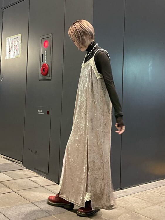 ホワイト系のワンピース、ブラック系のキャミソール、ブラック系のTシャツ/カットソーを着用したレディースの秋コーディネートの2枚目の写真