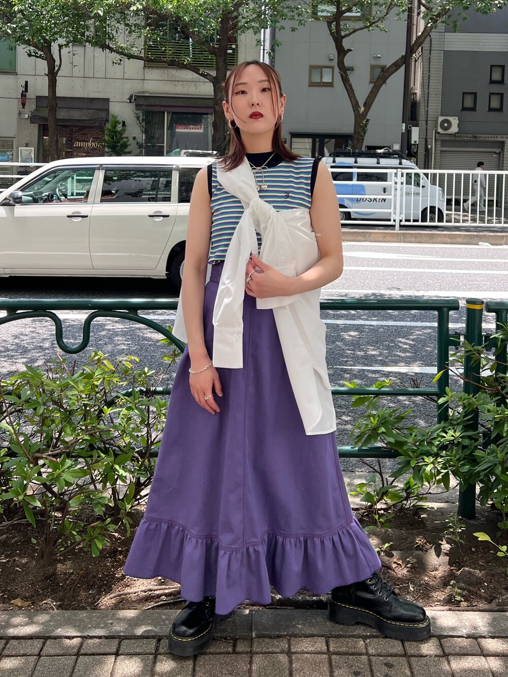 パープル系のニット/セーター、ホワイト系のシャツ/ブラウス、パープル系のワンピースを着用したレディースの夏コーディネートの2枚目の写真