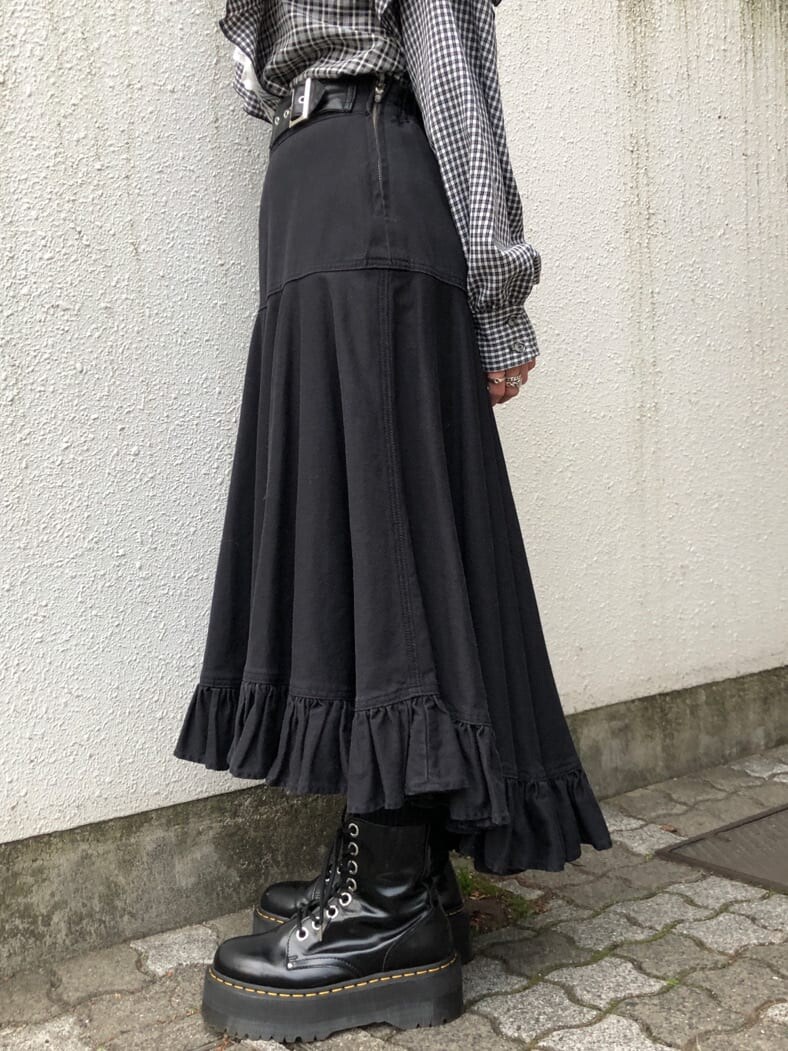 ブラック系のシャツ/ブラウス、ブラック系のスカート、ブラック系のライダースジャケットを着用したレディースの冬コーディネートの10枚目の写真