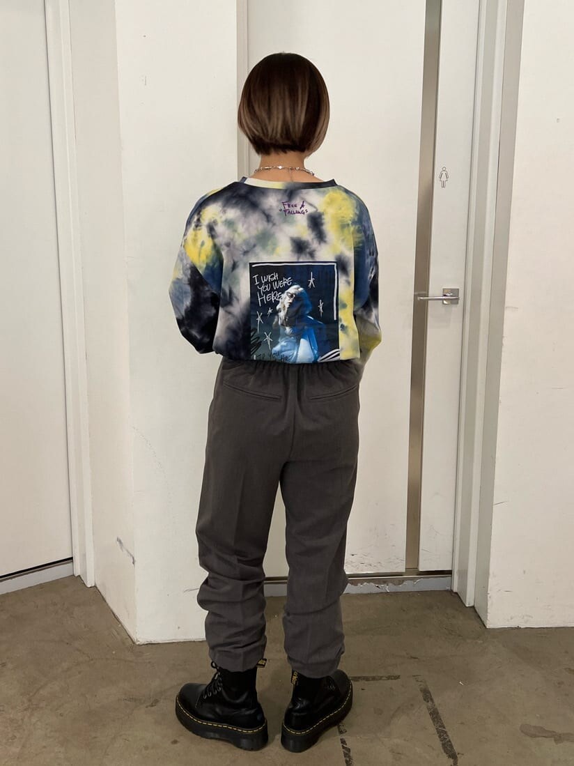 ブラック系のブーツ、ブルー系のTシャツ/カットソー、グレー系のその他パンツを着用したレディースの夏コーディネートの5枚目の写真