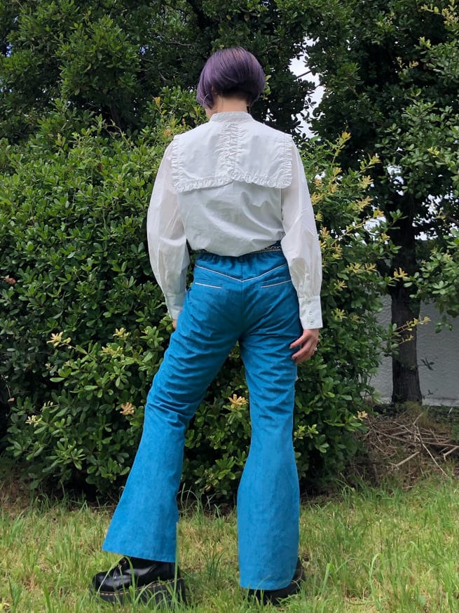 ホワイト系のシャツ/ブラウス、ホワイト系のダウンジャケット/コート、ブルー系のその他パンツを着用したレディースの春コーディネートの5枚目の写真