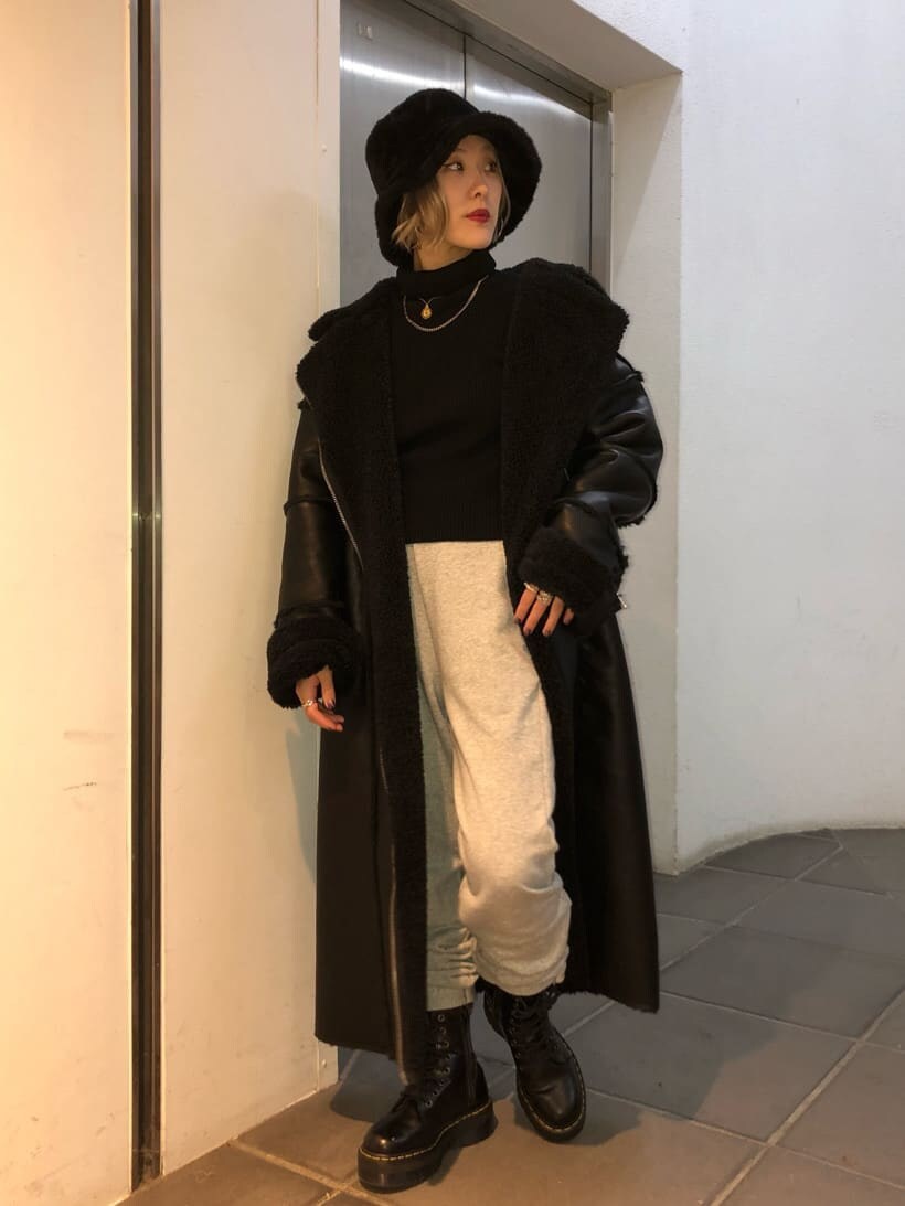 グレー系のその他パンツ、ブラック系のカーディガン/ボレロ、ブラック系のムートンコートを着用したレディースの冬コーディネートの4枚目の写真