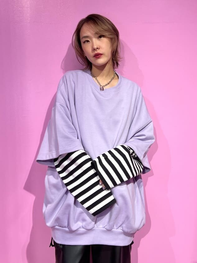 ブラック系のブーツ、ブラック系のTシャツ/カットソー、パープル系のスウェットを着用したレディースの秋コーディネートの6枚目の写真