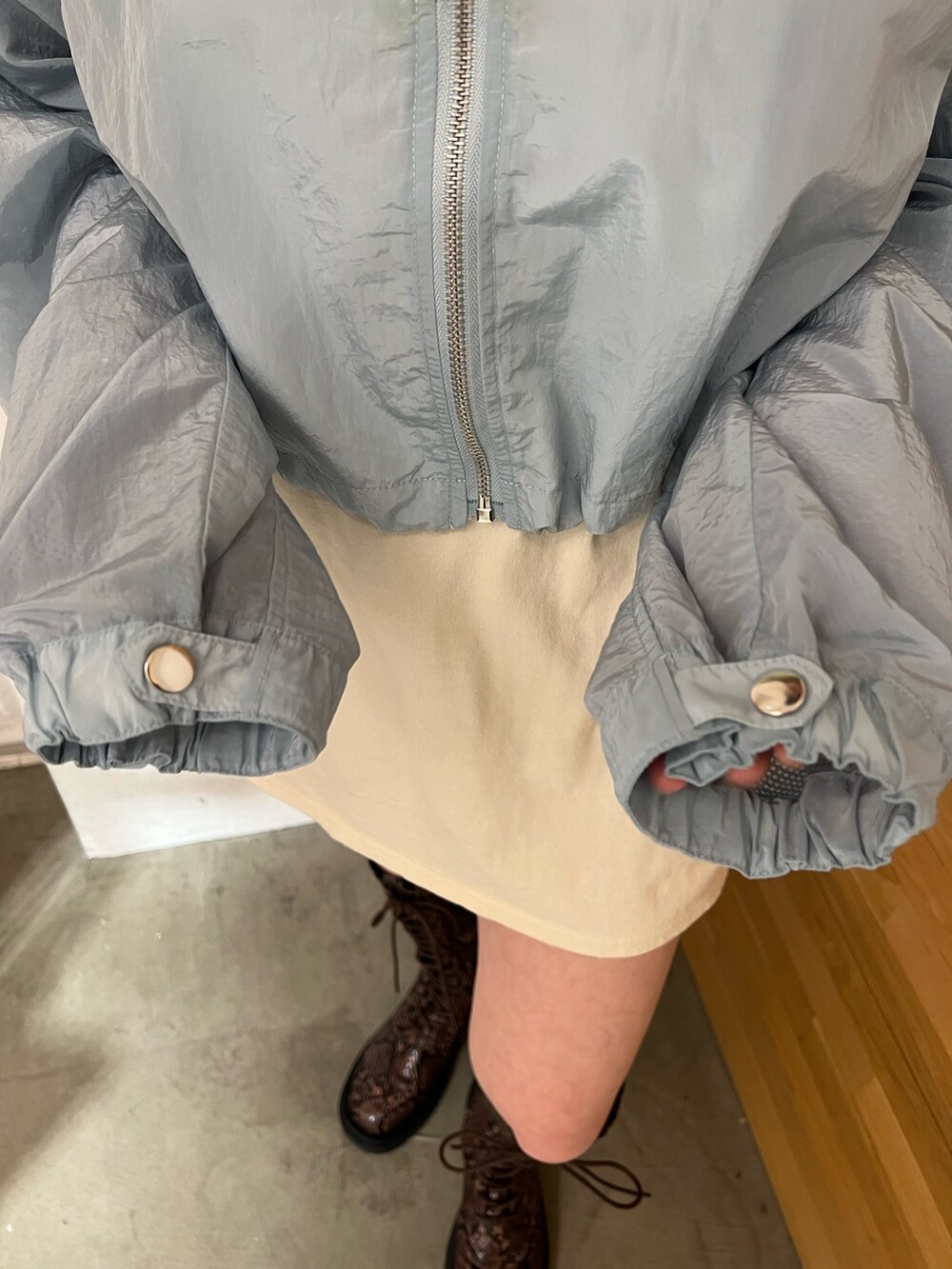 ブルー系のブルゾン、ホワイト系のTシャツ/カットソー、その他のブーツを着用したレディースの春コーディネートの6枚目の写真