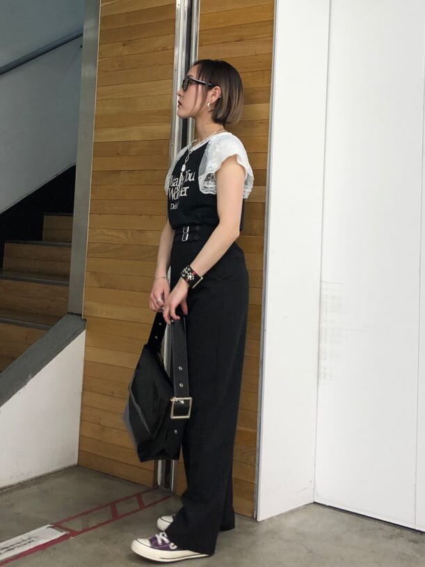 ブラック系のTシャツ/カットソー、ブラック系のハンドバッグ、ブラック系のその他パンツを着用したレディースの夏コーディネートの2枚目の写真