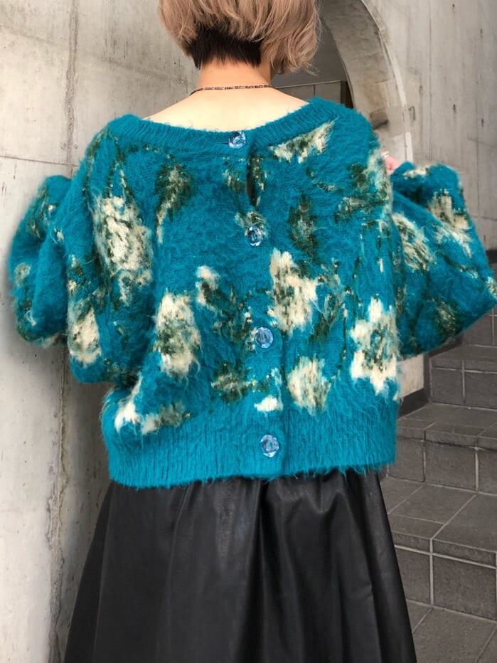 ブラック系のセットアップ、ブルー系のカーディガン/ボレロを着用したレディースの秋コーディネートの6枚目の写真