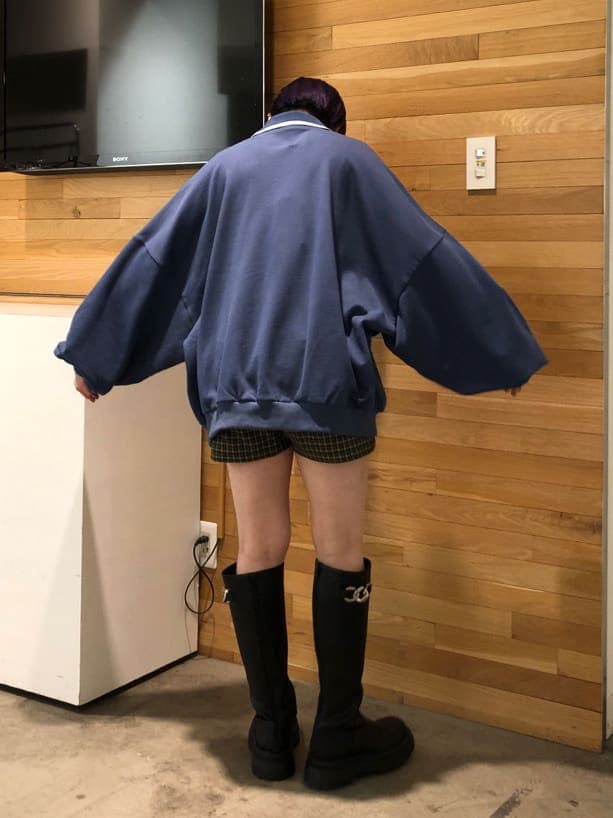 その他のその他パンツ、ブラック系のブーツ、ブルー系のスウェットを着用したレディースの冬コーディネートの4枚目の写真