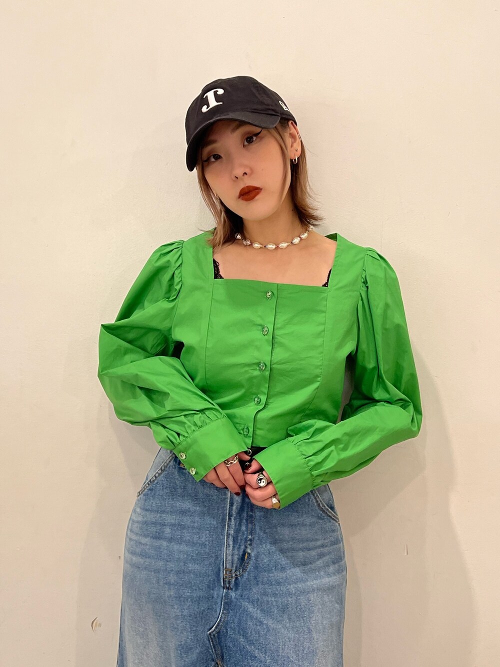 グリーン系のシャツ/ブラウス、ブルー系のスカート、ブラック系のローファーを着用したレディースの春コーディネートの5枚目の写真