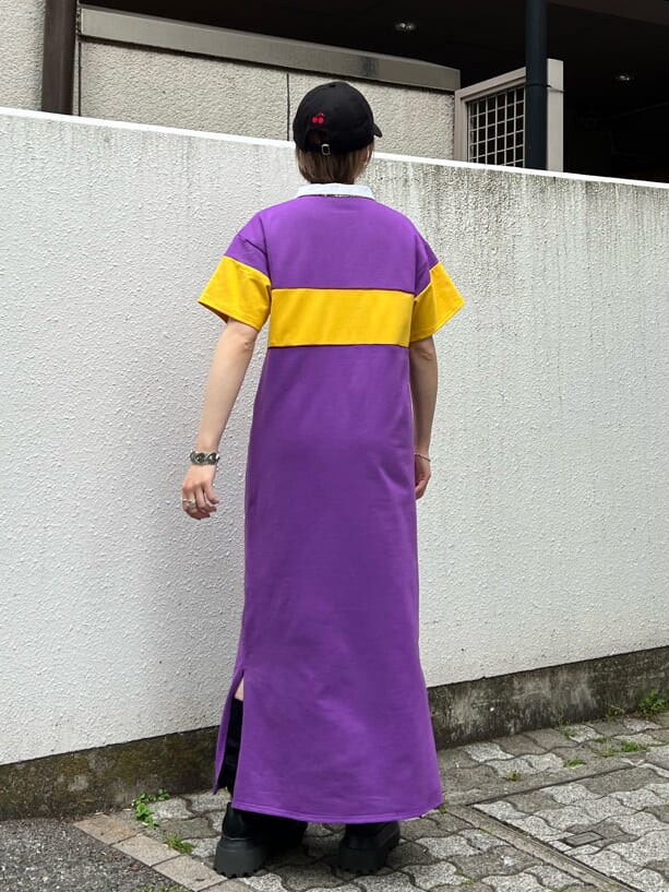 パープル系のワンピース、ブラック系のローファー、ブラック系のキャップを着用したレディースの春コーディネートの3枚目の写真