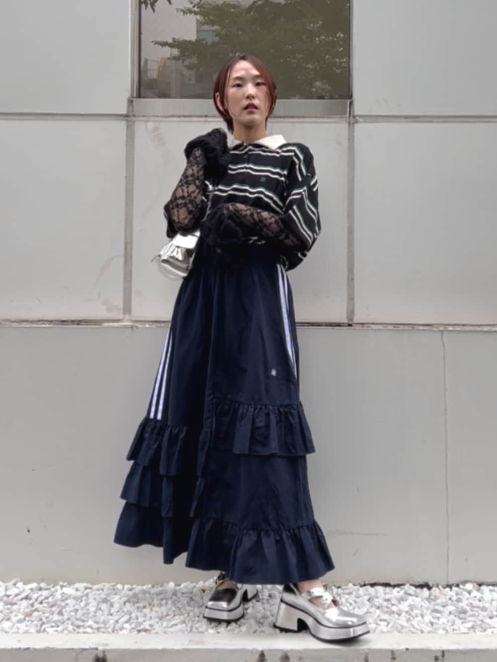 ブルー系のスカート、ブラック系のTシャツ/カットソー、ブラック系のポロシャツを着用したレディースの夏コーディネートの10枚目の写真