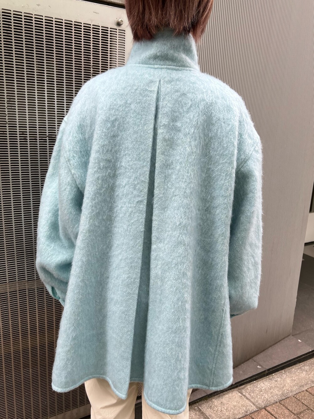 ブルー系のその他アウター、ホワイト系のその他パンツ、ブラック系のブーツを着用したレディースの秋コーディネートの10枚目の写真