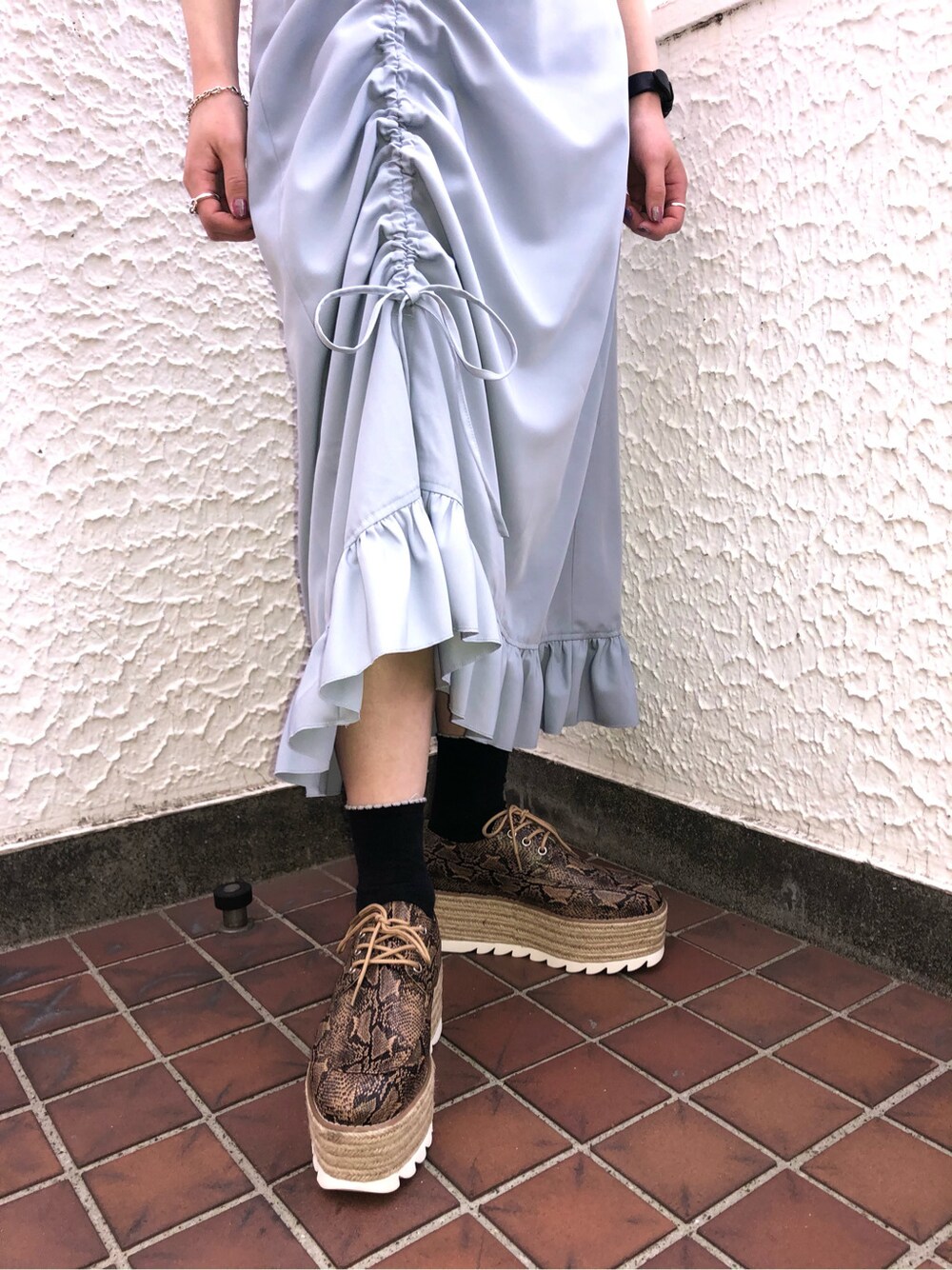 その他のローファー、ブルー系のワンピース、パープル系のニット/セーターを着用したレディースの春コーディネートの4枚目の写真