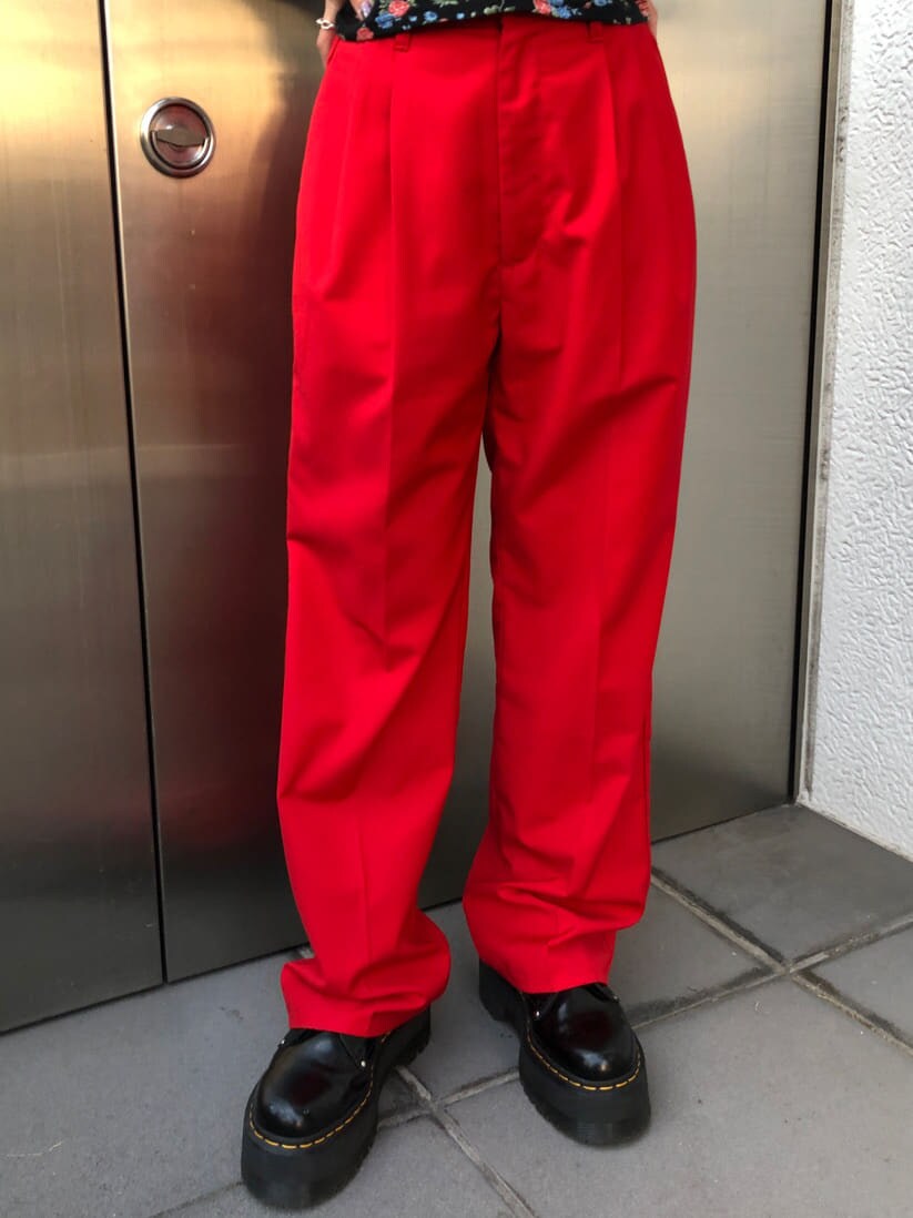 レッド系のスラックス、その他のTシャツ/カットソー、ゴールド系のチョーカーを着用したレディースの春コーディネートの7枚目の写真