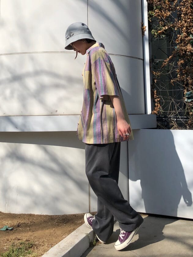 ブラック系のキャミソール、ブラック系のTシャツ/カットソー、イエロー系のシャツ/ブラウスを着用したレディースの夏コーディネートの3枚目の写真