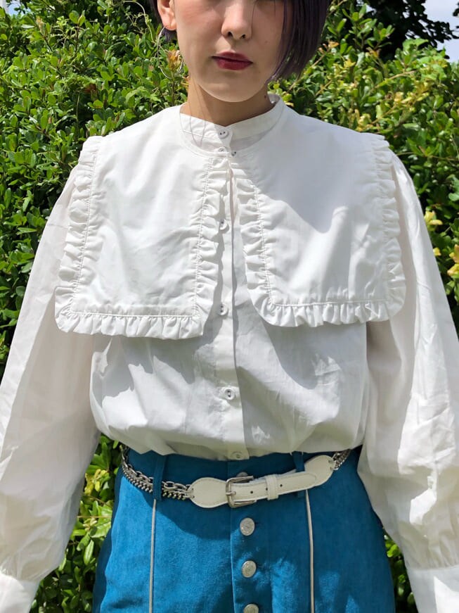 ブラック系のブーツ、ホワイト系のシャツ/ブラウス、ホワイト系のダウンジャケット/コートを着用したレディースの夏コーディネートの6枚目の写真